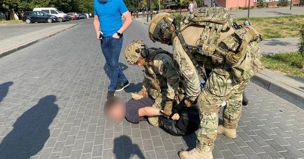 У Луцьку правоохоронці затримали особу, яка підозрюється в атаці на військовослужбовців територіального центру комплектування.