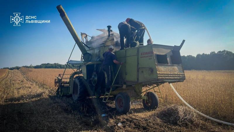 У Львівській області рятувальники уберегли комбайн від повного знищення в наслідок пожежі.