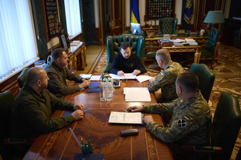 Зеленський провів нараду з військовими, де ознайомився з їхніми звітами.