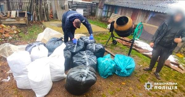 Правоохоронці confiscували у жителя Прикарпаття близько однієї тонни тютюну, оціненого в 300 тисяч гривень.